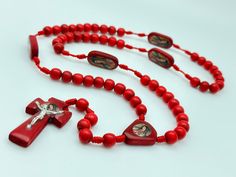 Rosario hecho a mano con hilo rojo. Con cuentas de madera color rojo. Con una cruz de madera con imagen de la Virgen de Guadalupe. Hechos a mano. Handmade Red Rosary, Handmade Red Cross Rosary, Handmade Red Rosary With Cross, Charms, Red, Etsy Uk, Color