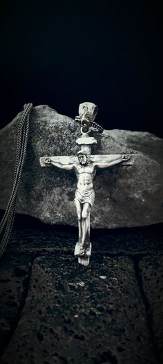 925k Sterling Silver Crucifix Christ Jesus Necklace for Men. 💥Item Details * Gender: Male / Female * Material: 925 Sterling Silver * Pendant Weight: 11 - 12 Grams * Pendant Diameter : 5.5cm x 3.4cm ( 2.16inc x 1.33inc ) * All our products are handmade and weights may vary  (-) 1,00 gram * Chain Length: 18,20,22,24,26,28 Inches ( Contact me if you are expecting to buy another chain  ) Discover unique designs, handcrafted by 7S' s artisans. Artistic hands have added a special spirit to the detail Cartoon Photos, Mens Sterling Silver Jewelry, 2pac Quotes, Christ Cross, Jesus Necklace, Crucifix Necklace, Faith Necklace, Mens Necklace, Cross Chain