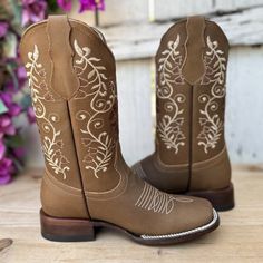 The price already INCLUDES taxes and shipping to anywhere in the United States.
This is the SB-810 women's western boot, in sand color. The Crazy leather gives it unmatched robustness and texture, ideal for the classic structure of the Bulldog last. The design is adorned with flowers and cream white details that stand out on the shaft, offering a beautiful contrast. With a cowhide sole and leather lining, this boot guarantees comfort and durability, and is a testament to the excellence in the ma Boots Vaqueras, Mexican Boots For Women, Cowgirl Boots Aesthetic, Boots For Women Cowboy, Vaquera Boots, Mexican Boots, Western Boots For Women, Boot Scootin Boogie, Botas Western