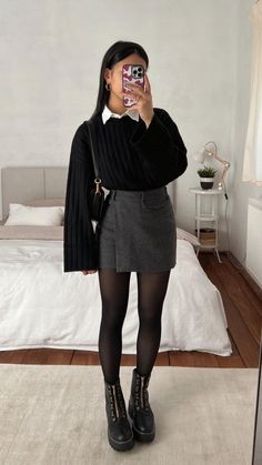 Outfit Elegantes, Winter Fashion Outfits Casual, Outfit Chic, Day Outfits, Skirts With Boots, Miniskirt Outfits, Looks Chic