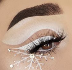 Snowflake Makeup, Makeup Ojos, Eye Makeup Images, Christmas Makeup Look, Holiday Makeup Looks, Graphic Makeup