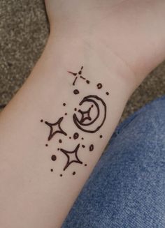 Preppy Henna Tattoos, Cute Hannah Tattoo, Cute Easy Henna Designs, Easy Henna Tattoos, Hippie Henna Designs, Small Henna Designs Hand, Small Henna Tattoos, Small Henna Designs, Henne Tattoo