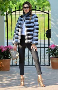 Chinchilla Fur Coat "Elegance" – Pisani Maura Chinchilla Fur Coat, Winter Feeling, Fur Street Style, Chinchilla Coat, Long Fur Coat, Fur Coat Fashion, Fox Coat, Chinchilla Fur, Furano