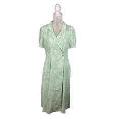 Simple Retro Wrap Shirtdress. Pistachio Green W/ Delicate White Floral Pattern Two Interior Tie & 2 Exterior Button Closures Short Sleeves V French Small Lapels Lined No Stretch Romantic Cottagecore 30s 40s Housedress Classic Please Check Provided Measurements. Approx Measurements Taken W/ Garment Lying Flat: - Armpit To Armpit: 18.5" - Length: 46" - Sleeve Length: 10.5" - Waist: 15.5" Please Examine Photos & Ask All Questions Prior To Purchase. Size: Womens L Condition: New With Tags --Unworn; Light Green Fitted Dress With Short Sleeves, Green Short Sleeve Vintage Dress For Spring, Vintage Light Green Dress For Spring, Green Knee-length Vintage Dress, Vintage Green Collared Dress, Norma Kamali Dress, Boho Floral Maxi Dress, Midi Sundress, Black Sweater Dress