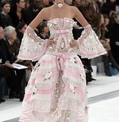 Pink High Fashion Haute Couture, Spring Haute Couture, Floral Couture, Runway Fashion Couture, Runway Outfits, Chanel Spring, Claudia Schiffer, Naomi Campbell, Runway Models