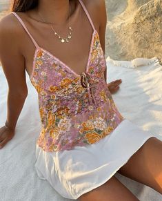 Flowered Top Outfit, Cute Summer Outfits For Vacation, Tropical Outfit Party, Boho Beach Outfit Ideas, Staple Fashion Pieces, Girly Vacation Outfits, Cute Summer Outfits Vacation, Soft Earthy Aesthetic Outfit, Free Spirit Outfit Ideas