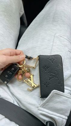 Louis Vuitton Car Keys, Wallet On Keychain, Lv Keychain Wallet, Designer Keychain Wallet, Cute Wallet Keychain Ideas, New Car Aesthetic Keys, Wallet Keychain Aesthetic, Aesthetic Car Keychain, Aesthetic Keychains For Car Keys