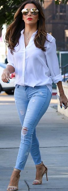 Eva Longoria: Sunglasses – Victoria Beckham Collection Shirt – Equipment Jeans – Black Orchid Shoes – Gianvito Rossi Skirt Diy, Looks Jeans, Walking Down The Street, Chique Outfits, White Long Sleeve Top, Elegante Casual, Eva Longoria, How To Wear Scarves, Inspired Outfits