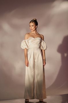 Fabric structure: 97% polyester, 3% elastane Model height: 168-170 cm Product length: 129 cm Product size: XS Sleeve length: 27 cm Cream Jumpsuit, Wedding Jumpsuit, Cream Wedding, Fabric Structure, Puffy Sleeves, Wedding Things, Model Height, Bridesmaid Dress, One Shoulder Dress