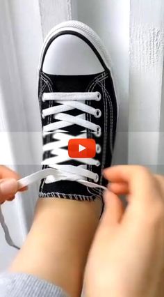 ▷ ▷ shoe lace patterns nike, green converse..? How To Tie Converse, Tie Step By Step, Diy Grunge Clothes, Ways To Tie Shoelaces, Lace Up Vans, Ribbon Shoe Laces, Shoe Lacing Techniques, Ways To Lace Shoes, How To Tie Shoes