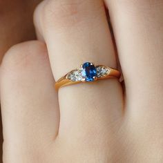 Productdetails
Versierd met een ovaal geslepen blauwe saffier solitaire en ronde diamant, is deze solitaire ring een elegante keuze voor de speciale dag van je leven. De massief gouden constructie geeft deze minimalistische ring een weelderige uitstraling.

Productinformatie

SKU
SHP-RINGS0721117409


Gewicht
1,60 g



BLAUWE SAFFIERINFORMATIE

Aantal stenen
1 Stuk


Totaal gewicht
0,60 karaat


Afmeting (ongeveer)
Ovaal-4X6 mm-1 stuks


Kleur
Blauw


Snijden
Briljante snit


Vorm
Ovaal


Instel Sapphire Solitaire Ring, Oval Setting, Minimal Ring, Sapphire Solitaire, Ring With Diamond, 18k Yellow Gold Ring, Blue Sapphire Rings, Yellow Gold Rings, Solitaire Ring