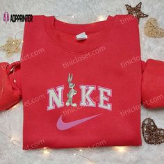 Looney Tunes Bugs Bunny Stand x Nike Embroidered Shirt & Hoodie: Best Gift Ideas Nike Cartoon, Nike Inspired, Embroidered Apparel, Vanellope Von Schweetz, Maroon Hoodie, Embroidered Shirts, Mike Wazowski, Custom Nike, Shirt Nike