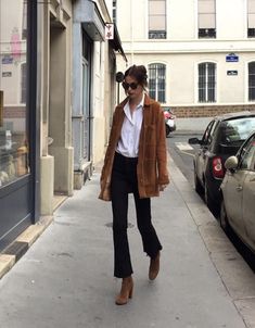 Chic French Outfits, Ruffle Bodycon, French Outfit, Simple Fall Outfits, Brown Suede Jacket, 2020 Trends, Outfit Trends, Brunch Outfit