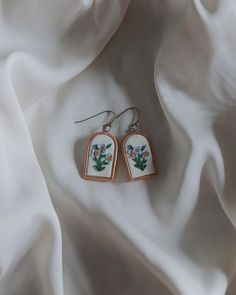 Handmade polymer clay floral dangle earrings with a gold frame Polymer Clay Vintage Jewelry, Air Clay Earrings, Polymer Clay Earrings Flowers, Floral Polymer Clay Earrings, Clay Inspo, Painted Earrings, Ceramic Earring, Whimsical Fashion, Woven Bracelets