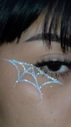 candy on Instagram: "🕷✨el tutorial ya está en mi perfil #makeup #maquillaje #makeuptutorial #eyeliner #liner #graphicdesign #graphicliner #wakeupandmakeup #makeupideas #halloween #glitter #glittermakeup #delineado #delineadosgraficos #spookyseason #makeupvideos #makeupaddict #wakeupandmakeup" Goth Makeup With Glitter, Glitter Graphic Eyeliner, Polka Dot Eyeliner, Glittery Halloween Makeup, Glitter Graphic Liner, Graphic Liner Halloween, Bone Eyeliner, Spider Web Liner, Halloween Liner Makeup