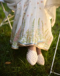 Delicate layers of hand block printed foxglove and holly hock flowers on handwoven soft silk and cotton. Gota kinari border elevates the sari, making it ideal for best friends wedding ~ perfect blend of traditional craftsmanship and fresh botanical textile. Explore more at nadiyapaar.com #NadiyaPaar #BlockPrint #FloralTextile #HandWoven #MadeInIndia Holly Hock Flowers, Best Friends Wedding, Simple Saree Designs, Floral Textile, Saree Embroidery, Traditional Outfit, Simple Sarees, Friends Wedding, White Sage