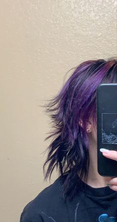 Hairstyles For Purple Hair, Purple Hair Layers, Y2k Purple Hair, Alt Shaggy Hair, Purple Shaggy Hair, Purple Wolfcut Hair, Shaggy Alt Hair, Layered Purple Hair, Purple Mullet Hair