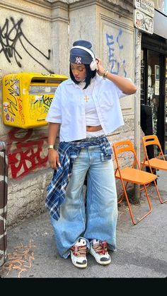 90s Streetwear Black Women, 2000s Fashion Black Women, Curly Hair Anime, Jeans Outfit Inspiration, Street Fashion Aesthetic, Black 90s Fashion, Curly Hair Aesthetic, Looks Hip Hop