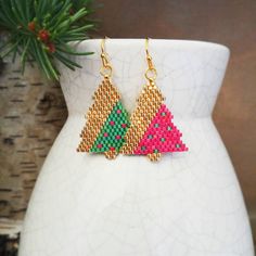 Beaded Fringe Earrings Tutorial Free Pattern, Beaded Christmas Earrings, Beaded Christmas Tree, Christmas Tree Beads, Diy Seed Bead Earrings, Seed Bead Jewelry Patterns, Holiday Beading, Tree Earrings, Christmas Tree Earrings