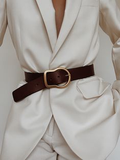 Buckled Belt | MODEDAMOUR Paris Mode, Coat Outfit, Brown Belt, Sporty Chic, Work Outfits Women, White Jacket, Mode Vintage