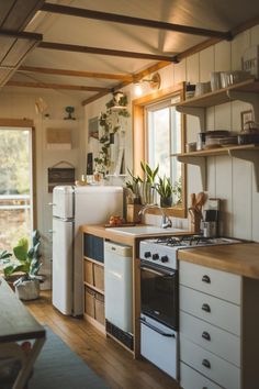 Discover 18 ingenious ways to infuse your tiny house kitchen with eco-friendly charm! From sustainable materials to space-saving vertical gardens, these green ideas prove that compact living can be both stylish and earth-conscious. Transform your culinary corner into a vibrant, sustainable oasis that's as kind to the planet as it is functional. Embrace green living in your tiny kitchen! 🌿🍳 #tinyhouse #greenliving #ecofriendlykitchen Tiny House L Shaped Kitchen, Tiny House Eco Friendly, Green Tiny Kitchen, Small Studio Kitchen Ideas, Off Grid Kitchen Ideas, Tiny Home Kitchen Layout, Tiny Farmhouse Kitchen, Mini Kitchen Ideas Small Spaces, Tiny Apartment Ideas Space Saving