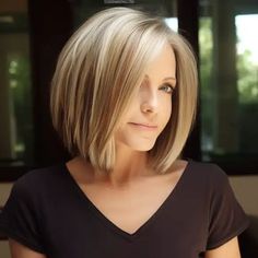 Layered Bob Hairstyles For Round Face, Jenny Mccarthy Hair Bob, Chin Length Bob Fine Hair, Bob Hairstyles Middle Part, Chin Length Hair With Layers, Medium Bob, Chin Length