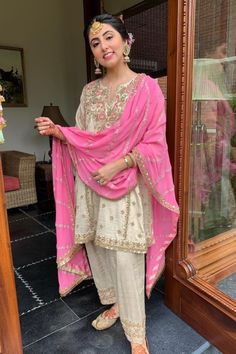 Punjabi Dresses, Karva Chauth, Shadi Dresses, Beef Empanadas, Nikkah Dress, Punjabi Outfits, Indian Designer Suits, Traditional Indian Dress