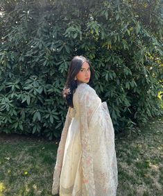 Salwar Kameez Poses, Eid Outfit Picture Ideas, Pose In Pakistani Suit, Eid Photo Inspiration, Desi Outfit Pose Ideas, Traditional Poses Aesthetic, Eid Day Pictures Poses, Ethinic Wears Poses, Pose For Eid Pictures