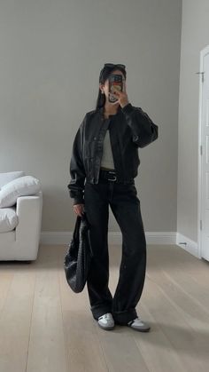 leather jacket black baggy jean fall school outfit adidas samba Outfits With Black Jacket Casual, Baggy Jeans Outfit Jacket, Bomberjack Outfit Ideas, Black Jean Outfits Aesthetic, Winter Outfits With Baggy Jeans, Baggy Inspo Outfits, Black Jacket Jeans Outfit, School Fits College, Black Bomberjack Outfit Women