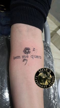 a person with a small tattoo on their arm that says, be me quero