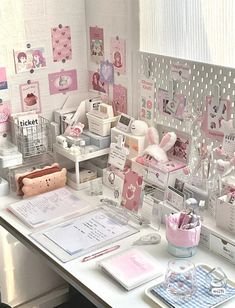 cute room inspiration inspo aesthetic bedroom ideas y2k trend minimalistic clean korean japanese desk tidy organizer style vibe aesthetic desk studying coquette cute beautiful pink Cuartos Ideas, Pink Desk, Pink Room Decor, Dekorasi Kamar Tidur