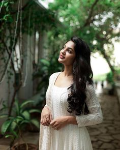 Female Portrait Poses, Kerala Wedding Photography, Girls Dresses Diy, Bollywood Hairstyles, Anupama Parameswaran, Fancy Dresses Long, Cute Couples Hugging, Photo Pose Style