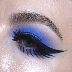 Blue Makeup For Brown Eyes, Blue Hair Makeup, Eye Makeup Creative, Makeup Creative, Euphoria Makeup, Clear Brow Gel, Trendy Eyeshadow, Make Up Tutorials, Brow Powder