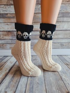 LOOM Twisted Skellies Socks / Stockings / Fair Isle / Women / - Etsy Baby Stocking Hat, Halloween Knitting Patterns, Knit Cables, Sock Loom, Loom Knitting Pattern, Halloween Knitting, Teen Halloween, Baby Stocking, Halloween Socks