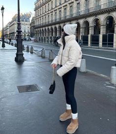 Paris Winter Outfit Ideas, Leggins Outfits Winter, Mini Uggs Outfit, Paris Fits, Platform Outfit, Outfits Leggins, Mom Fits, Outfit With Uggs