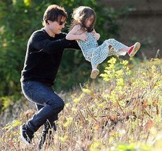 Tom Cruise And Suri, Tom Cruise Movies, Suri Cruise, Good Night Flowers, Kid Gloves, Discover Music, Royalty Free Video, Celebrity Dads, Charlie Chaplin