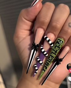 Joker Nail Ideas, Stiletto Nails Designs Halloween, Stiletto Spooky Nails, Goth Pedicure Ideas, Stilleto Halloween Acrylic Nails, Character Halloween Nails, Xl Halloween Nails, Holloween Nails Acrylic Long, Stiletto Halloween Nails Designs