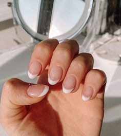 French Tip Ideas Short Nails Round, French Tip Nails Non Acrylic, Oval Gel Tips Nails Ideas, French Tip Wedding Nails For Bride Almond, French Nails Ideas Short Oval, French Tip Ideas Round, Round French Tips Acrylics, French Tip Dip Nails Oval, French Nails Round Short