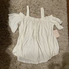 Nwt Free People White, Off The Shoulder Flowy Top. Size S. Off White Stretch Casual Top, Casual Off White Stretch Top, Casual Off-white Stretch Top, Casual Off-white Summer Blouse, Casual Off White Summer Blouse, Casual Off-white Blouse For Summer, Casual Off White Blouse For Summer, Stretch Off White Summer Tops, White Off The Shoulder