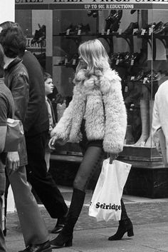 1970s street style. Love black knee high mod boots with a fuzzy jacket and cigarette pants. Shaggy Fur Coat, I'm With The Band, Retro Mode, Looks Street Style, Mick Jagger, Mode Inspo