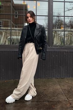 Scholarship Dinner Outfit, Creative Woman Outfit, Beige Hose, Beige Pants, Everyday Fashion Outfits, Casual Day Outfits, Business Wear, Easy Trendy Outfits