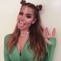 Chic alien halloween look. So cute!! | "Happy Halloween! I come in peace What are you dressed up as?!" @tesschristinexo on Instagram Alien Costume Hair, Tess Christine, Alien Halloween Costume, Alien Halloween, Halloween Costumes 2016, Alien Costume, Holloween Costume, Dress Up Day, Halloween 2016