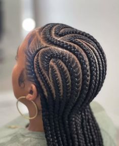 A collection of 60 cute curved feed in braids aka Alicia Keys braids that are trending right now. Pretty Feed In Braids, Trending Hairstyles For Ladies 2024, Alisha Keys Braids, Alicia Keys Braids Hairstyles, Straight Back Feed In Braids, Trending Cornrows, Updo Cabello Natural, Straight Braids, Keys Braids