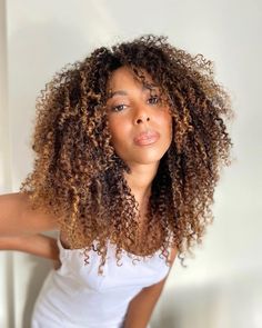 Afro Hair Color, Curly Balayage Hair, Mid Length Curly Hairstyles, Curly Tips, Curly Color, Natural Curly Hair Cuts, Natural Hair Growth Tips, Honey Brown Hair, Crimped Hair