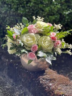 This enchanting round wedding centerpiece mixes ivory cream standard tea roses, Pink Majolika spray roses, salal, evergreen huckleberry, limonium, and Israeli ruscus in a beautiful antique glass bowl. Wedding Floral Design, Live Set, Roses Pink, Tea Roses, Antique Glass