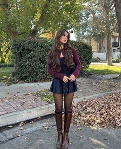 Stile Blair Waldorf, Adrette Outfits, Look Adidas, Fest Outfits, Skirt Outfits Fall, Estilo Indie, Skandinavian Fashion, Chique Outfits, Skirts With Boots