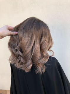 Light Brown Beige Hair, Light Brown Hair Short, Short Hair Highlights, Warm Scarves, Hair Color Underneath, Brown Hair Looks, Brown Hair Balayage, Light Hair Color