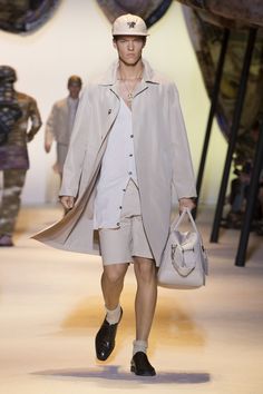 Look 16 - #Versace Men's Spring/Summer 2016 show. #VersaceMenswear Mens Fashion Blazer Casual Classy, Mens Beach Style, Manly Style, Mens Summer Fashion Beach, Versace Spring, Luxury Clothes Men, Mens Fashion Editorial, Mens Fashion Blazer, Menswear Runway