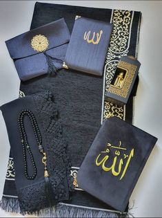 Mum Black Kaaba Gift Set | Eid Hajj Ramadan Set| Islamic Gift | Personalized Gift | Luxury Father's | Wedding Nikaah Couples Gift | Quran Sets *Quran Book..Velvet Embroidered Allah letter on it *Size Of Quran  (20×15cm) 612 pages. *Pearl Tashih.(Colour shade can be vary) *Cotton -Chenille Weaved Prayer Rug. Size: 69×120cm. *Silky Fabric  Surah Yasin Dua Book and Book case.( colours can be vary depends on our stock..if we dont have black we can put navy) *Gold pvc tashbih box. *Satin Handmade lac Quran Decoration, Kado Nikahan, Fathers Gifts, Surah Yasin, Mekka Islam, Studera Motivation, Quran Book, Gift Luxury, For Ramadan