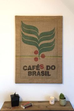 Cadre en sac de café Cafés do Brasil par Makoha Burlap Wall, Vanilla Sky, Coffee Decor, Diy Coffee, Wall Deco, Coffee Bag